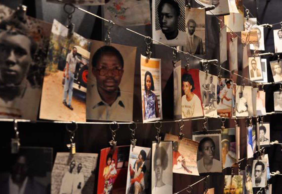 des photos de victimes sont accrochées à des ficelles