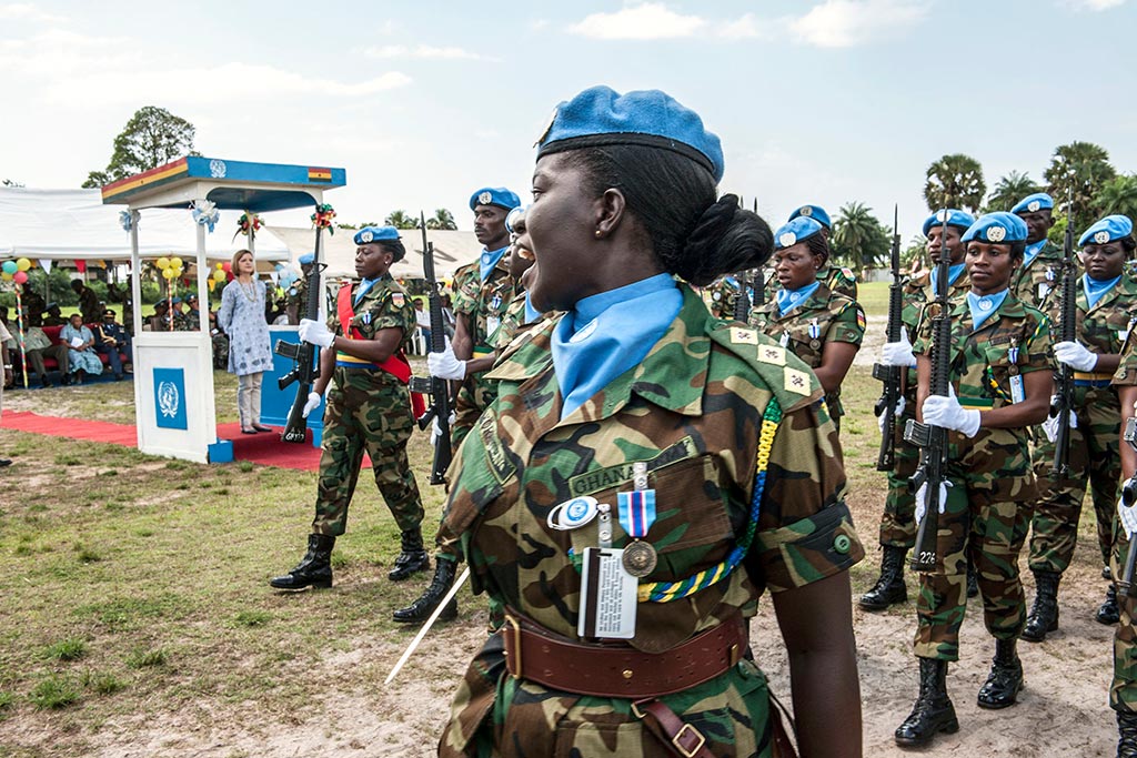 La Representante Especial de UNMIL, Karin Landgren, examina a las fuerzas de paz de Ghana durante un desfile de medallas en Buchanan, Liberia, el viernes 16 de noviembre de 2012. UNMIL Foto/Staton Winter