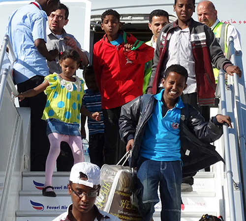 Ciudadanos Somalíes desembarcando de un avión