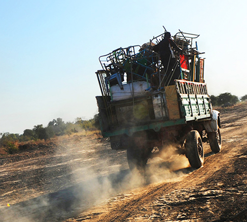 Un camión transportando las pertenencias de migrantes de Sudán del Sur