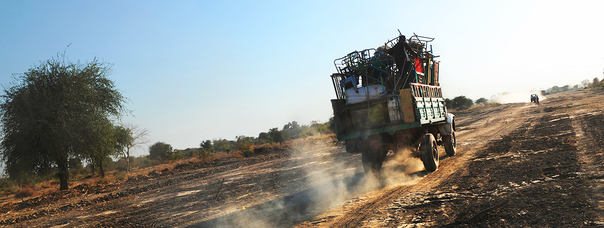 Un camión transportando las pertenencias de migrantes de Sudán del Sur