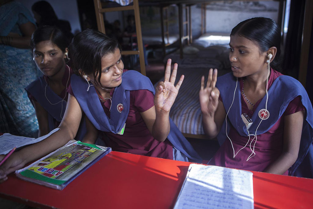 Dos jovenes en una escuela primaria de Nalanda Bihar, en India, utilizan la lengua de signos para comunicarse durante la clsse.