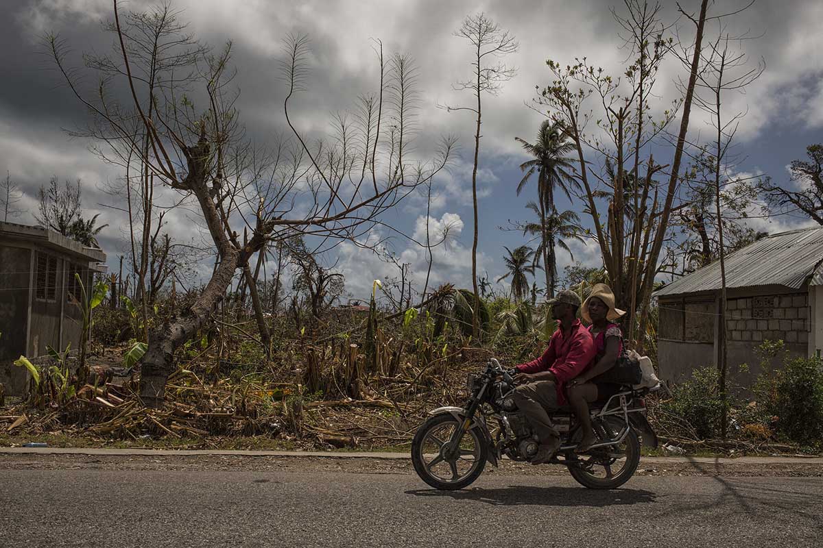 Dos hombres en una moto