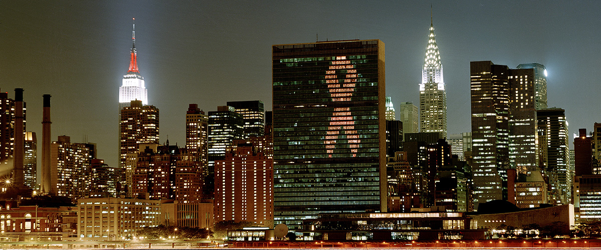 Iluminación del  edificio de la Sede con la cinta roja del SIDA para demostrar el compromiso de la Organización en la lucha contra el VIH/SIDA