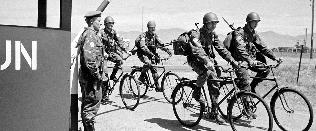 Soldados finlandeses se dirigen a Nicosia en bicicleta, desde Dhekelia (Chipre), recorriendo una distancia de 192 km, y pasan por un puesto de vigilancia de la ONU, el 1 de mayo de 1964.