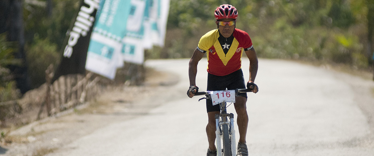 Un ciclista timorense llega a la línea de meta de la segunda etapa del Tour de Timor 2012 en Mota'ain, Timor-Leste.