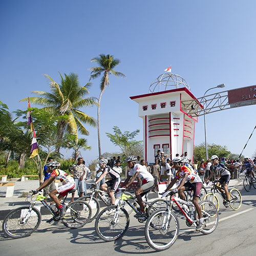 Los Ciclistas del Timor Tour 2012 (Indonesia) cruzan la frontera de Motaain (Timor-Leste).