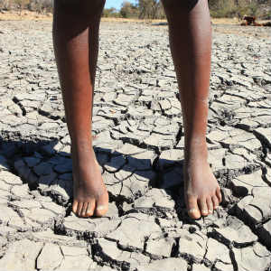 Una adolescente en Zimbabwe en la tierra seca de una presa.  Siyephi Village, 2016. Foto UNICEF/UN032913/MukwazhiIn-house