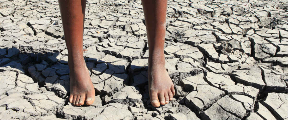 Una adolescente en Zimbabwe en la tierra seca de una presa.  Siyephi Village, 2016. Foto UNICEF/UN032913/MukwazhiIn-house