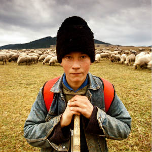 Los niños empiezan a trabajar bastante temprano en Transilvania: cuidan a los animales, hacen las tareas domésticas. Foto OIT/Marcel Crozet