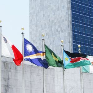 Banderas de los Estados Miembros ondean en la sede de la ONU, en Nueva York.