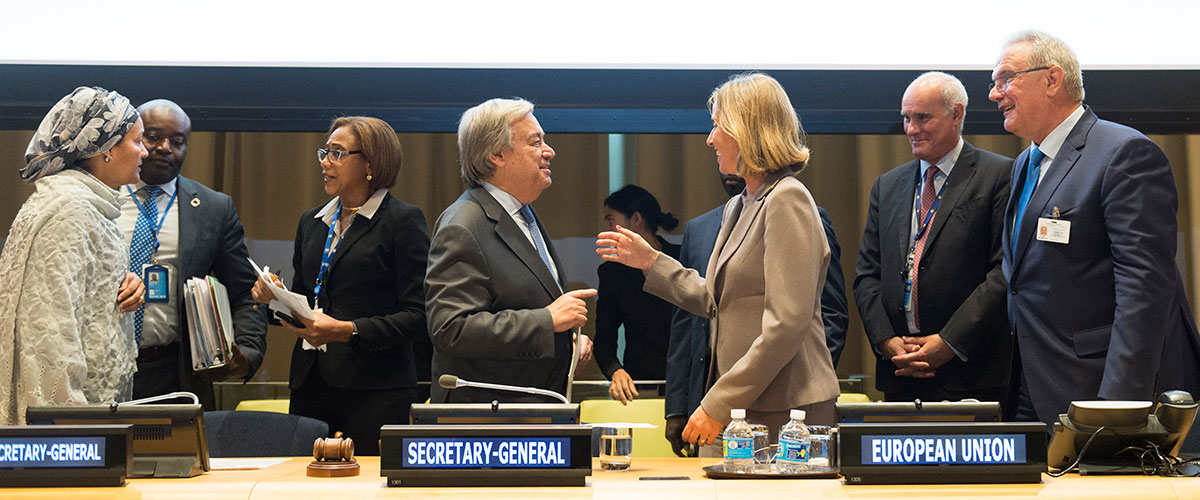 El Secretario General, António Guterres, habla con Federica Mogherini (centro derecha), Alta Representante de la Unión Europea para Asuntos Exteriores y Política de Seguridad y Vicepresidenta de la Comisión Europea.