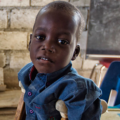 Niño haitiano con muletas en una escuela.