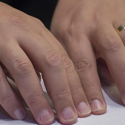Persona leyendo en braille.