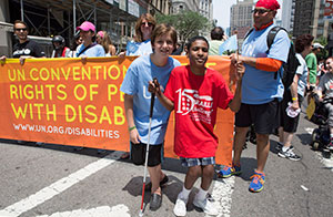 En Nueva York se celebró el primer desfile por la dignidad de las personas con discapacidad el 12 de julio de 2015, coincidiendo con el 25 aniversario de la Ley sobre Discapacidad en Estados Unidos, que se aprobó el 26 de julio de 1990.