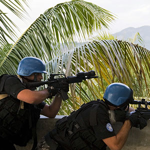Efectivos del equipo especial jordano de Armamento y Tácticas (SWAT) de la Misión de  Estabilización de las Naciones Unidas en Haití (MINUSTAH) toman posiciones durante un ejercicio de incautación de drogas.