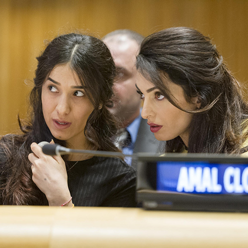 Nadia Murad Basee Taha (izquierda), UNODC (Oficina de las Naciones Unidas contra la Droga y el Delito) Embajadora de Buena Voluntad por la Dignidad de Sobrevivientes de la Trata de Personas y Yazidi sobreviviente de la trata a manos del ISIL (Daesh), con Amal Clooney, Barrister at Doughty Street Chambers y Representante Legal para sobrevivientes Yazidi, durante un evento de alto nivel en la lucha contra la impunidad por atrocidades. Foto ONU/Rick Bajornas