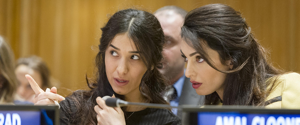 Nadia Murad Basee Taha (izquierda), UNODC (Oficina de las Naciones Unidas contra la Droga y el Delito) Embajadora de Buena Voluntad por la Dignidad de Sobrevivientes de la Trata de Personas y Yazidi sobreviviente de la trata a manos del ISIL (Daesh), con Amal Clooney, Barrister at Doughty Street Chambers y Representante Legal para sobrevivientes Yazidi, durante un evento de alto nivel en la lucha contra la impunidad por atrocidades. Foto ONU/Rick Bajornas