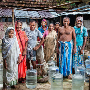 La matriarca Atiphon Sarker (izquierda), sus hijos y sus familias comparten hogar en la India.