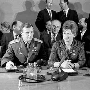Los cosmonautas soviéticos, Yuri Gagarin y Valentina Tereshkova en una conferencia de prensa durante su visita a la Sede de las Naciones Unidas en 1963. ONU/YN.