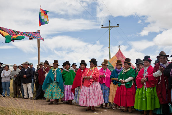 Los pobladores de Cota Cota Baja dan la bienvenida al Foro Permanente para las Cuestiones Indígenas durante la visita a su comunidad en la provincia de La Paz en Bolivia