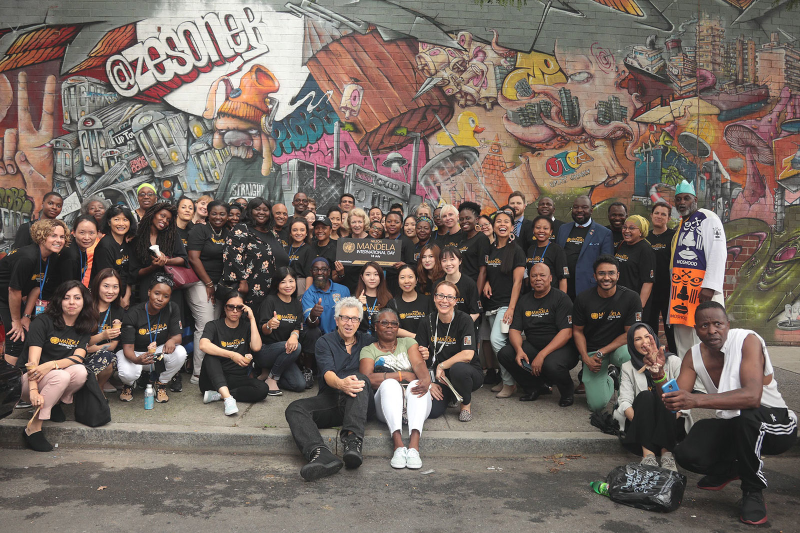 Empleados voluntarios de Naciones Unidas posan frente al centro comunitario de cocina Brownsville, en Brooklyn.