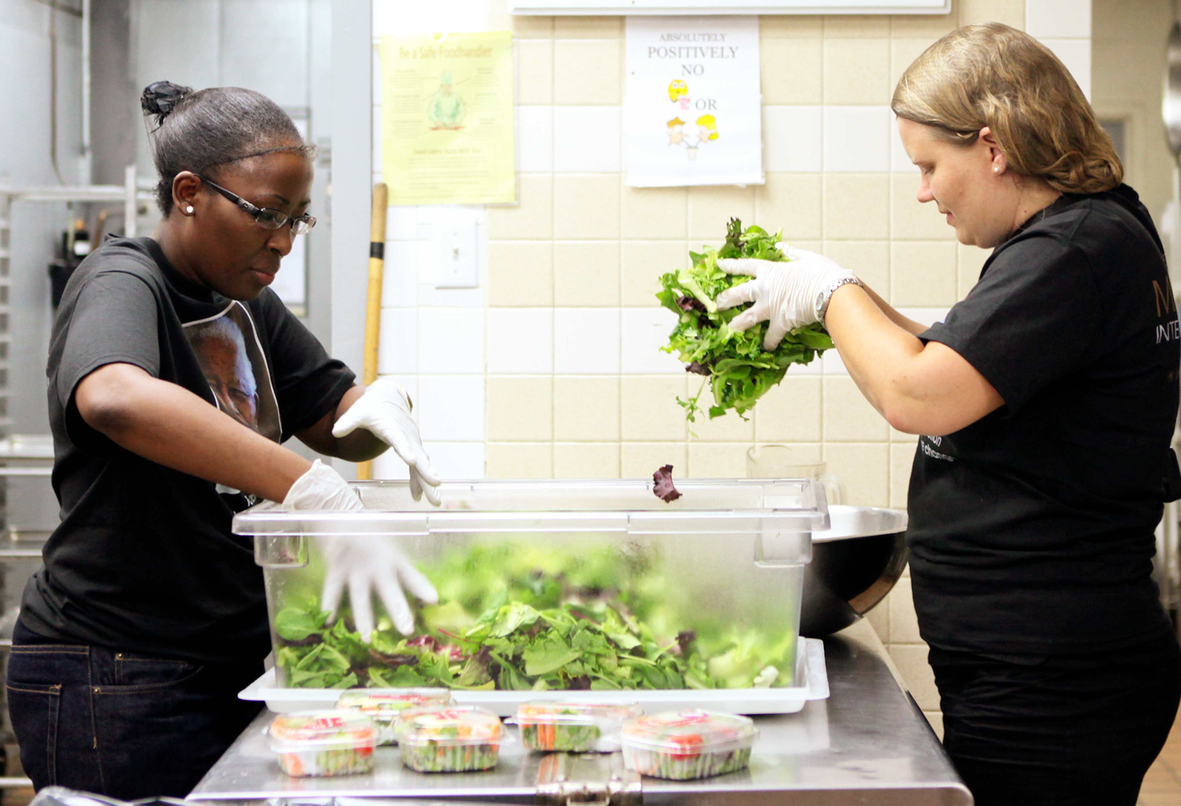 Personal de la ONU trabaja como voluntario en su tiempo libre para preparar comida para los comedores de beneficiencia de la Misión de Bowery. © Africa Renewal/Bo Li