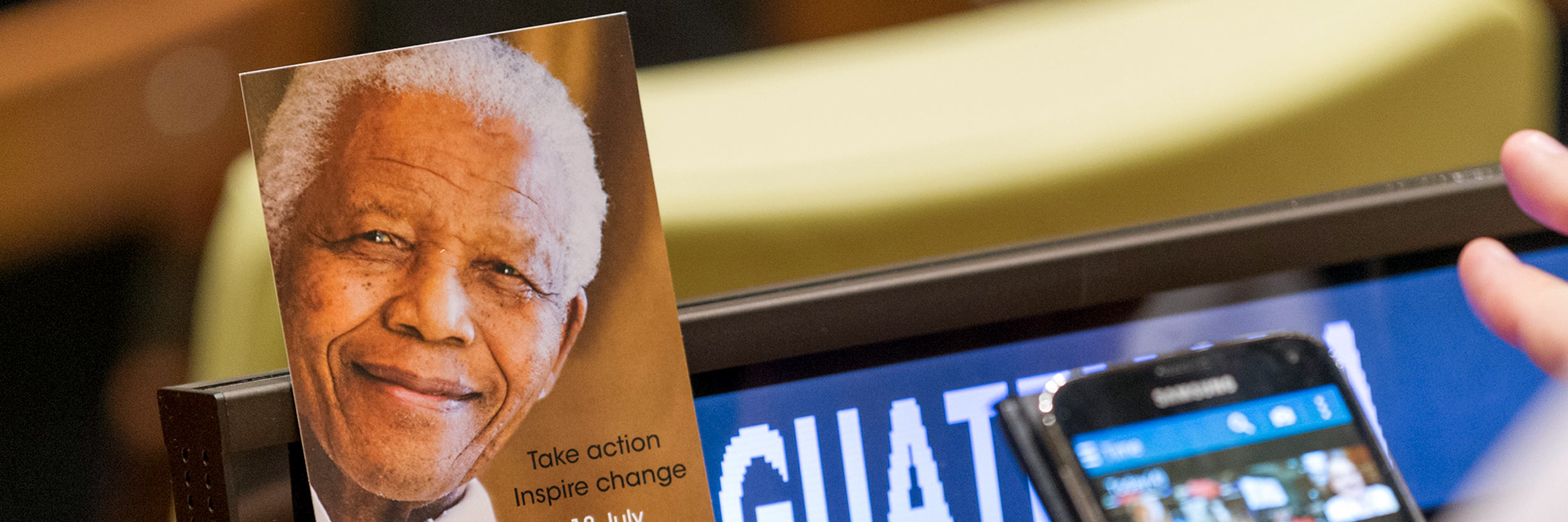 Clausura de la Asamblea General con el folleto sobre Nelson Mandela. Foto ONU/Rick Bajornas