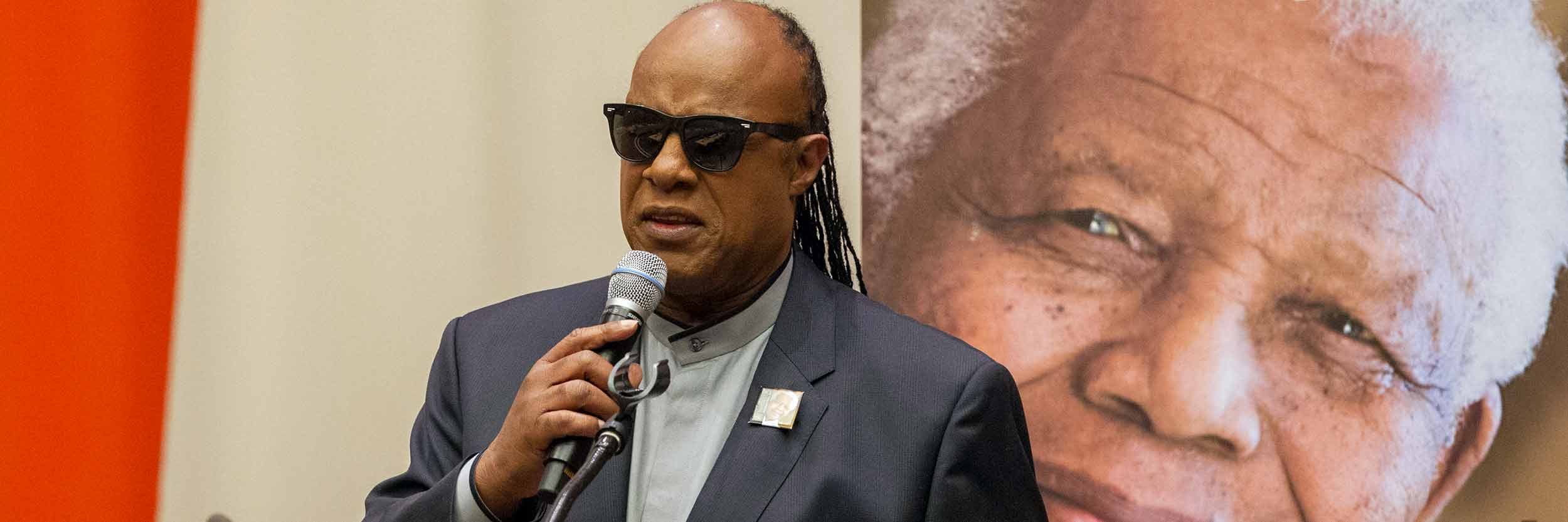 Cantante, compositor de canciones y Mensajero de la paz de las Naciones Unidas Stevie Wonder, durante la reunión informal de la Asamblea General en conmemoración del Día Internacional de Nelson Mandela. Foto ONU/JC McIlwaine