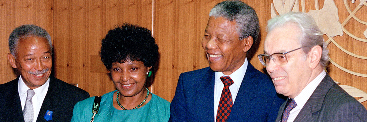 El Secretario General Javier Pérez de Cuéllar (a la extrema derecha) se reúne con Nelson y Winnie Mandela. El alcalde de la ciudad de Nueva York, David Dinkins (a la extrema izquierda). Foto ONU/Milton Grant