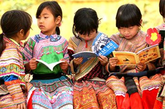 Unas niñas leyendo