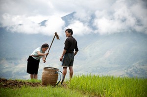 Unas personas trabajando en las montañas.