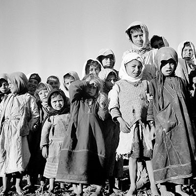 Unos niños esperan la distribución de leche de UNICEF el 1 de enero de 1950.
