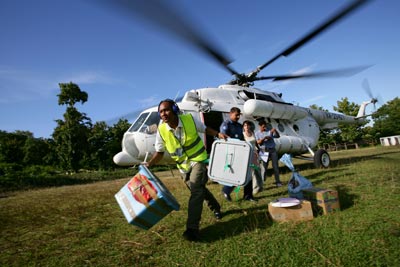 El personal de las Naciones Unidas ayuda a transportar las urnas electorales a una de las regiones aisladas en Timor-Leste. La Misión de las Naciones Unidas ayudó al país a llevar a cabo sus elecciones presidenciales y parlamentarias.