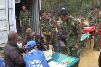 Funcionarios de las Naciones Unidas inspeccionan las armas del ejército nepalí, como parte de la Misión de paz de las Naciones Unidas en Nepal.
