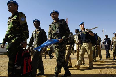 Miembros militares y de la policía de las Naciones Unidas llegan a la sede de la Unión Africana en El Fasher, norte de Darfur (el Sudán).
