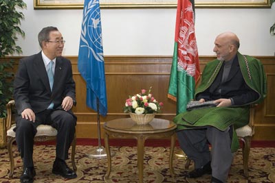 El Secretario General Sr. Ban Ki-moon mantiene conversaciones bilaterales con el Sr. Hamid Karzai, Presidente del Afganistán, después de asistir a una conferencia sobre el imperio de la ley en el Afganistán celebrada en Roma (Italia).