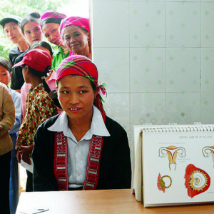 Chicas esperando y siendo atendidas en una clínica de salud reproductiva en Vietnam.