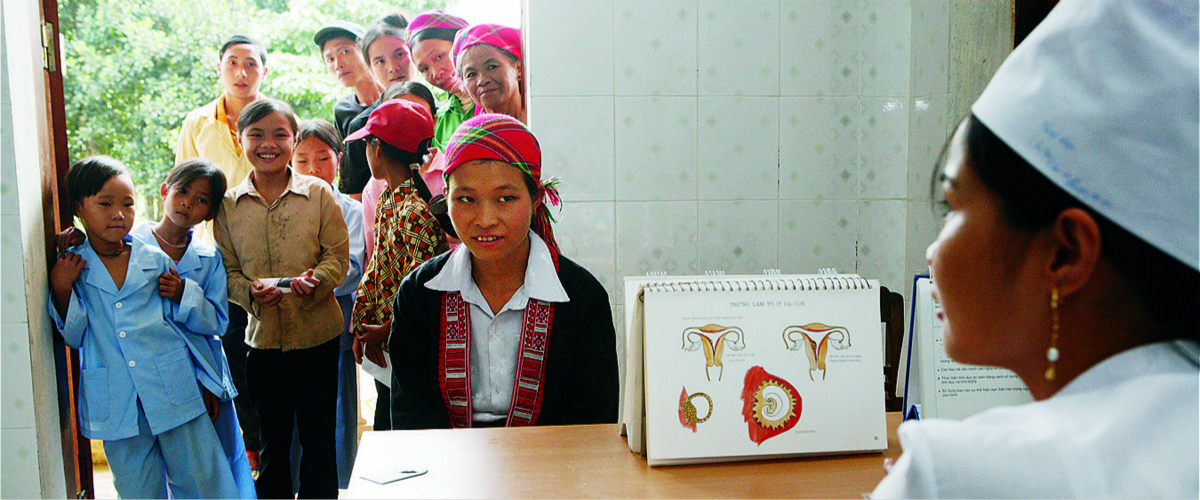 Chicas esperando y siendo atendidas en una clínica de salud reproductiva en Vietnam.