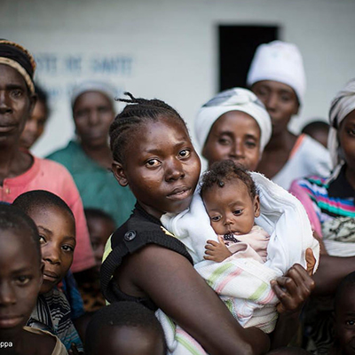 Esta mujer, con su hijo en brazos en el centro de tránsito de Kavimvira, en la provincia de Kivu (República Democrática del Congo),, se encuentra entre los cientos de refugiados de Burundi que buscan ayuda y protección.