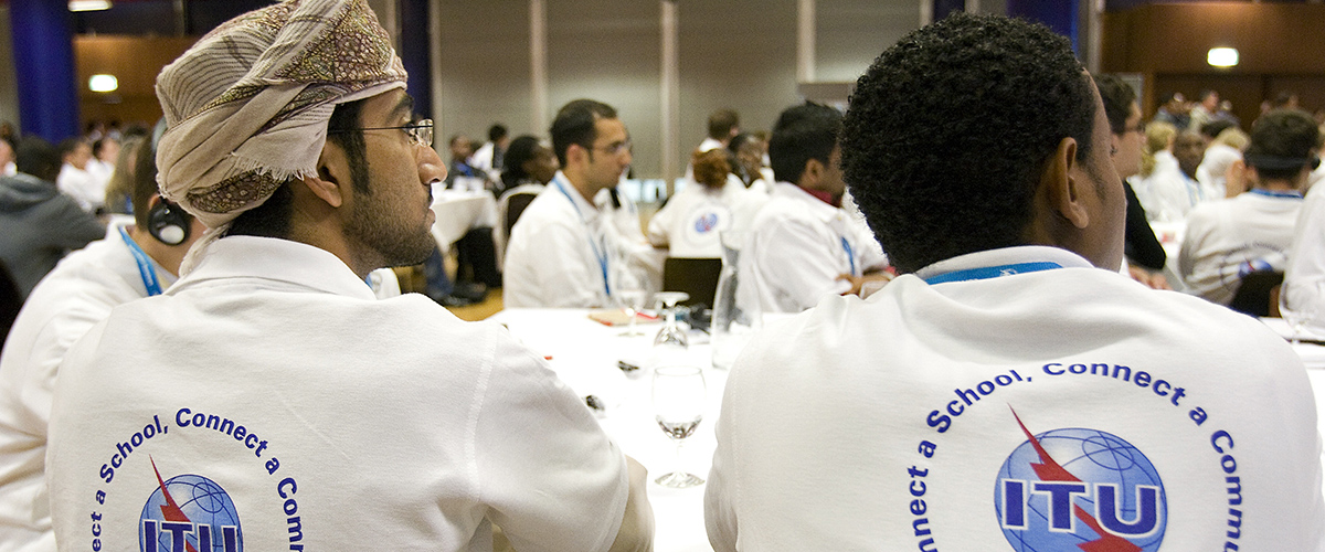 Los participantes del Foro de la Juventud  de la Unión Internacional de Telecomunicaciones (UIT). 