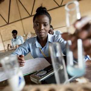 Esta adolescente esta realizando un experimento durante una clase de química en la Escuela secundaria de Kamulanga en Lusaka (Zambia).