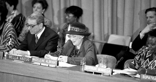 Bella Abzug (centro) se dirige a una reunión para conmemorar el Día Internacional de la Mujer. En el centro de la izquierda es el Secretario General Boutros Boutros-Ghali.