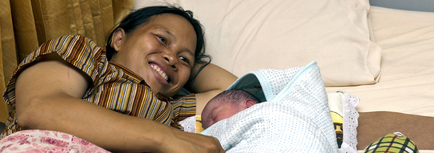 Una madre y su hijo recién nacido descansan en la cama de un centro de salud local en Bali, Indonesia. 