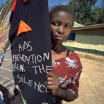 Mujer Africana sujetando una pancarta: 'Prevención contra el SIDA, rompe el silencio'