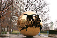 'Esfera dentro de una esfera de Arnaldo Pomodoro': escultura de bronce de 3.3 m de diámetro, regalo del Gobierno italiano a las Naciones Unidas. La escultura esta situada en los jardines de la Sede de Nueva York