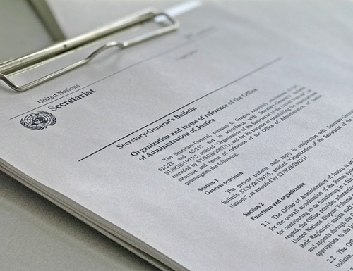 Foto del documento de la ONU que dice Organización y Términos de Referencia de la Oficina de Administración de Justicia.