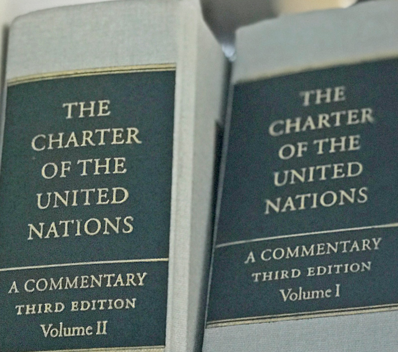 Foto de dos volúmenes de la Carta de las Naciones Unidas, edición comentada.  