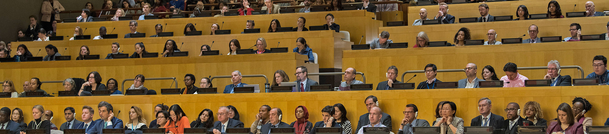 Foto de los Miembros del personal de las Naciones Unidas en una reunión general convocada por el Secretario General António Guterres en enero de 2018 en la Sede de la ONU en Nueva York.