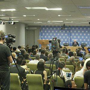 Una amplia vista de la sala de conferencias de prensa cuando Vitaly I. Churkin (en las pantallas), Representante Permanente de la Federación de Rusia ante la ONU y presidente del Consejo de Seguridad para junio, se dirige a los periodistas sobre el programa de trabajo del Consejo para el mes. ONU/Paulo Filgueiras